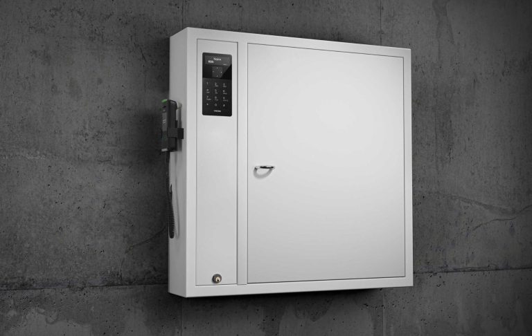 CREONE KeyControl 9500 SC Graue Wand mit einem weißen, Schlüsselschrank in der Mitte.