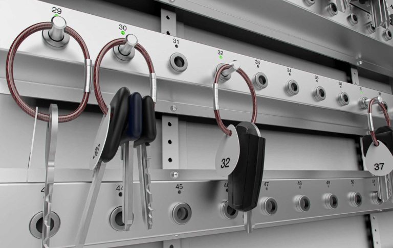 CREONE KeyControl Leisten Schlüsselkasten mit mehreren Schlüsseln und Halterungen an einer Metalloberfläche.