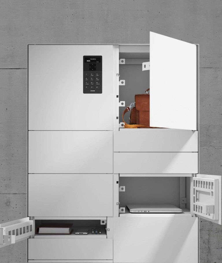 CREONE Valuebox Control Weißer Wertfachschrank mit geöffneten Türen und verschiedenen Fächern vor einer Betonwand.